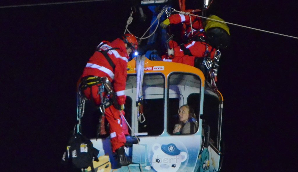 Einsatz BF Hoehenretter Koelner Seilbahn Hoehe Zoobruecke P2403.JPG